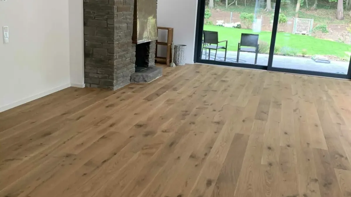Wohnraum mit Landhausdiele und Kamin