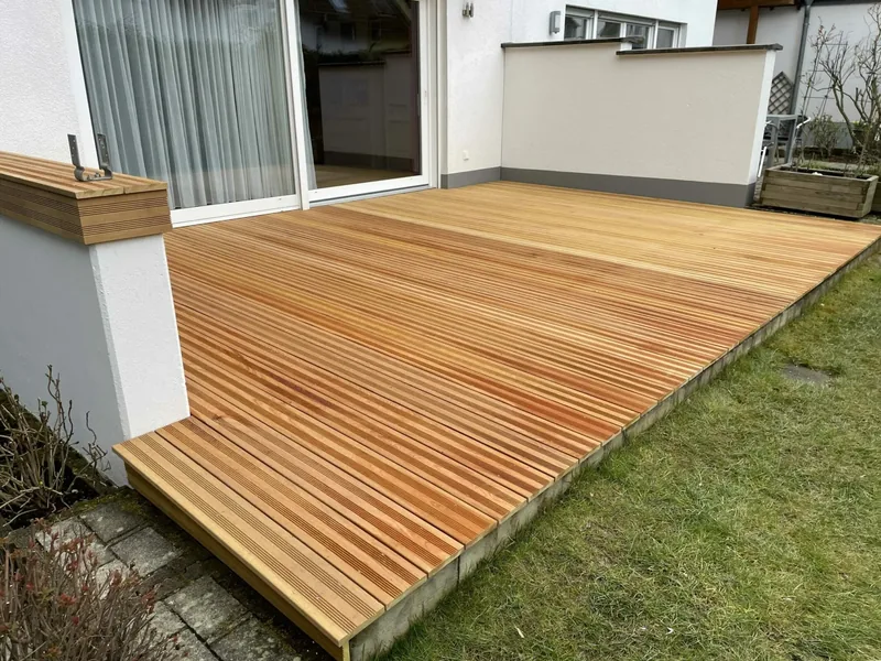 Fertige Holzterrasse an einem Wohnhaus